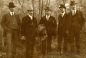 Fotografo non identificato, Gruppo di fotografi dilettanti pratesi, al centro Martino Meucci. 1915 ca.