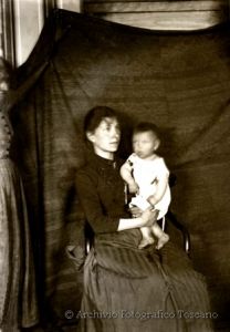 06 - Fratelli Guasti, Ritratto di donna con bambino, 1890-1900 ca.